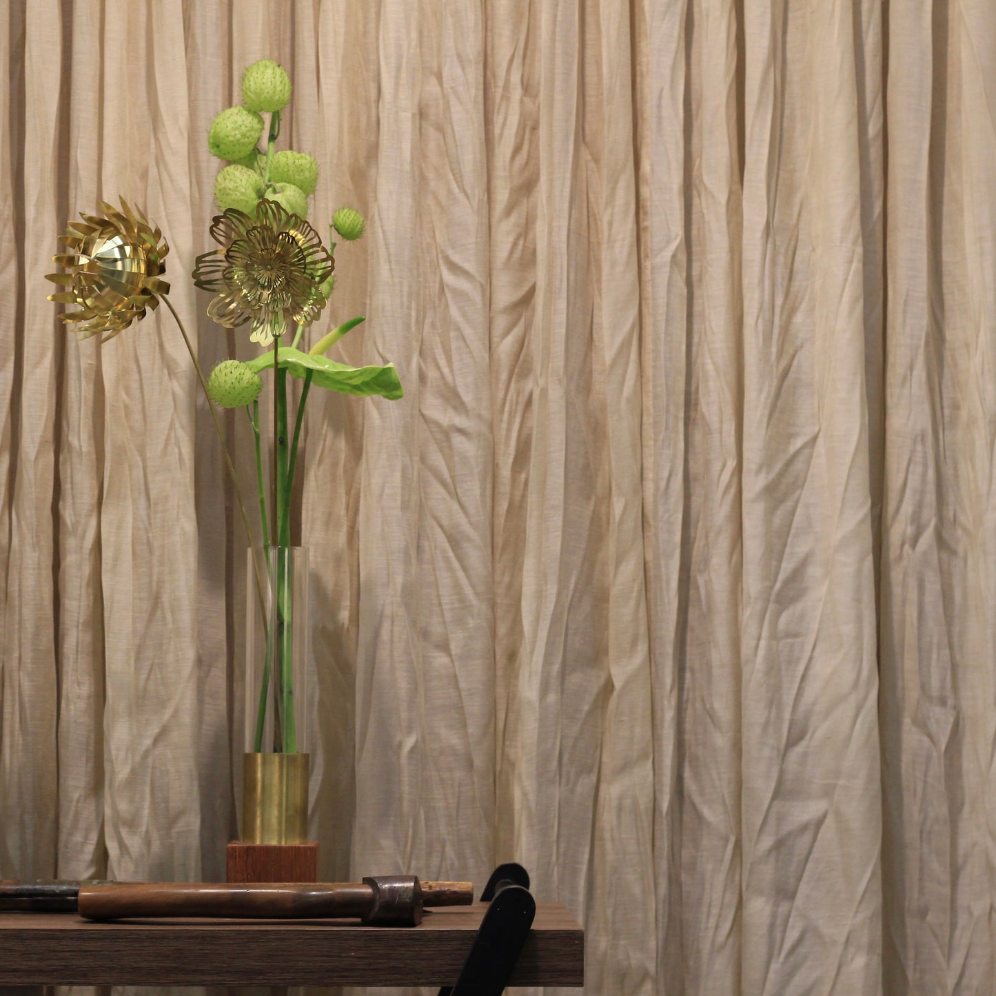 Vaso base quadrada de madeira com latão e vidro G