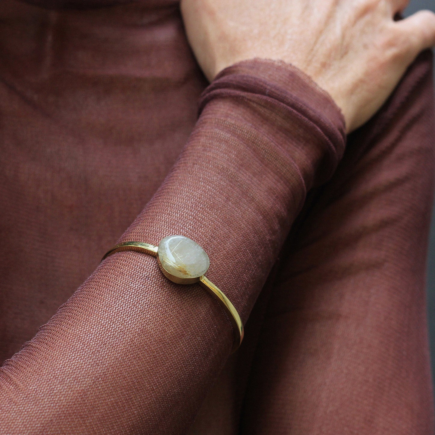 Bracelete Fino com Quartzo Rutilado e Fios Dourados