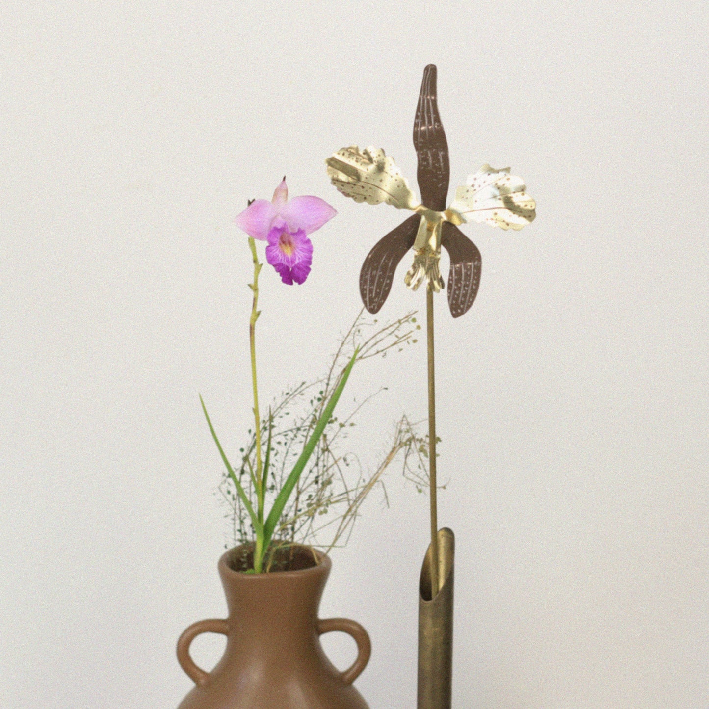 Flor de Vaso Orquídea Dupla Marrom