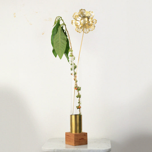 Vaso base quadrada de madeira com latão e vidro G