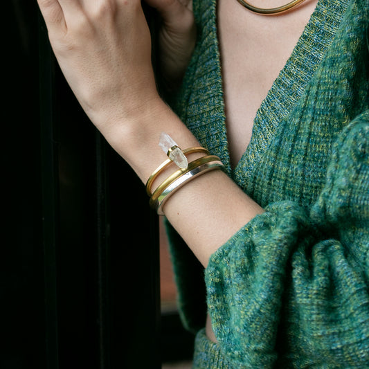 Bracelete Quadrado Fino com Ponta de Cristal Perpendicular