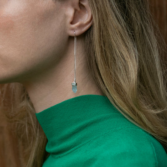 Brinco de prata com corrente e água marinha bruta