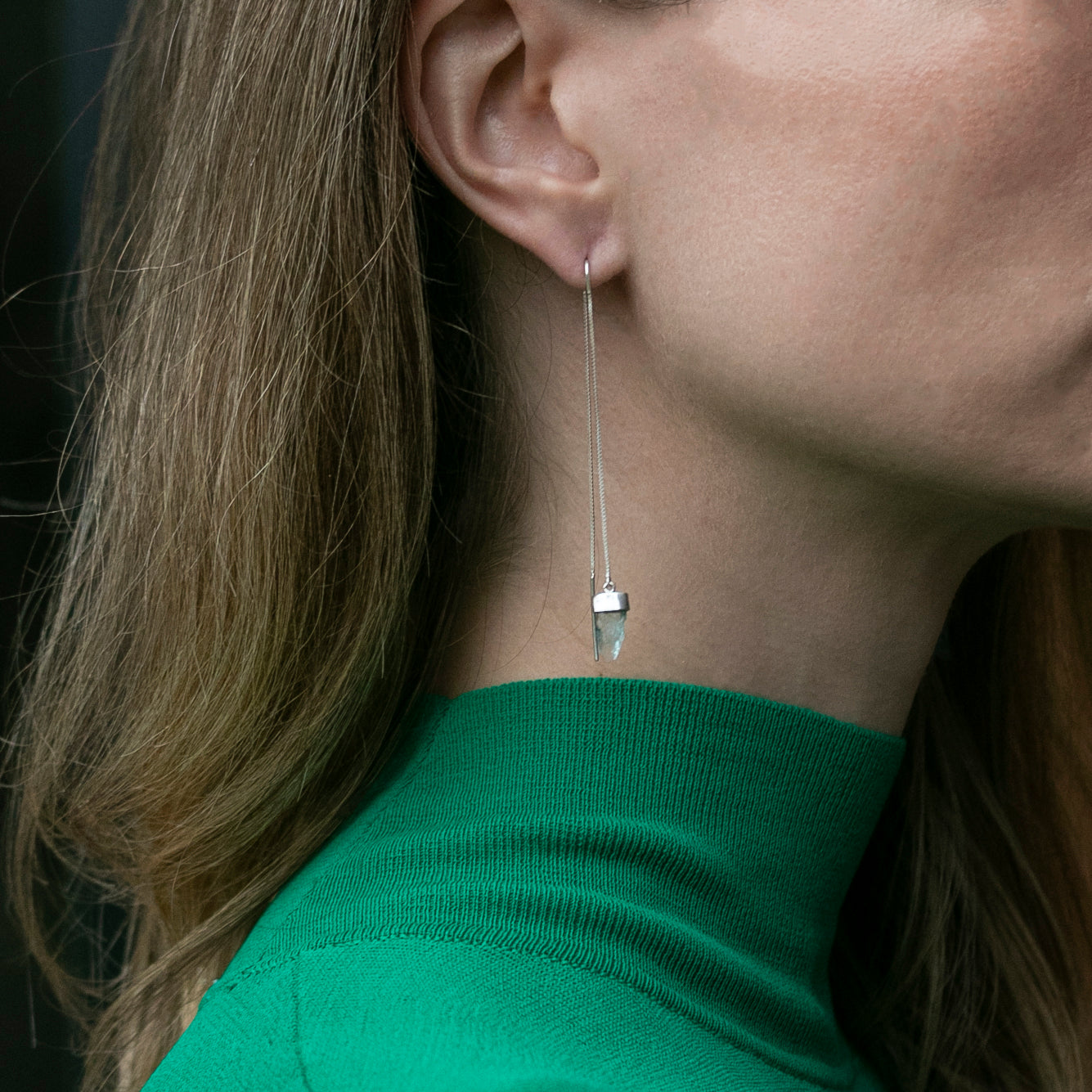 Brinco de prata com corrente e água marinha bruta