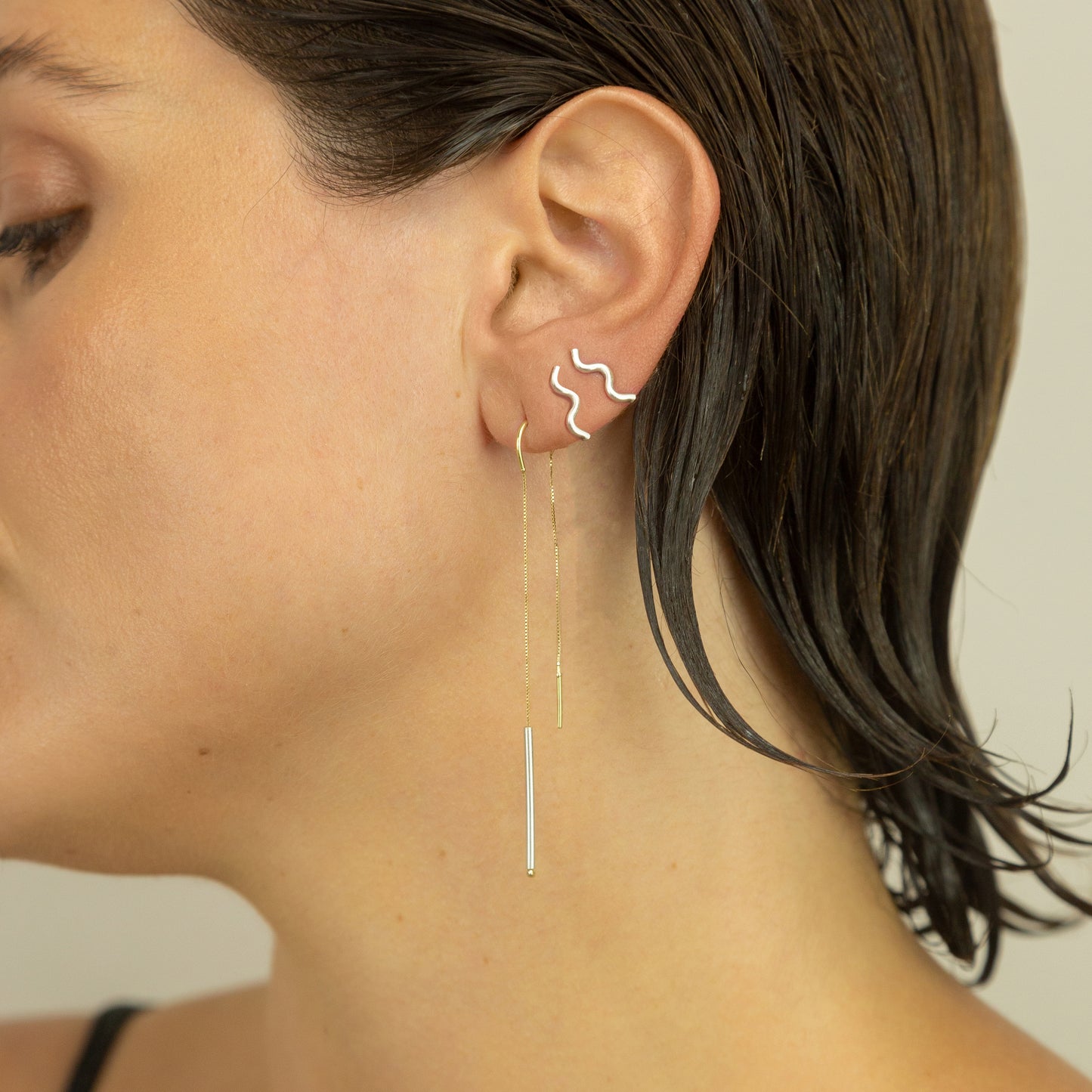 Brinco Corrente de Ouro 18K com Pêndulo de Prata para 1 Furo