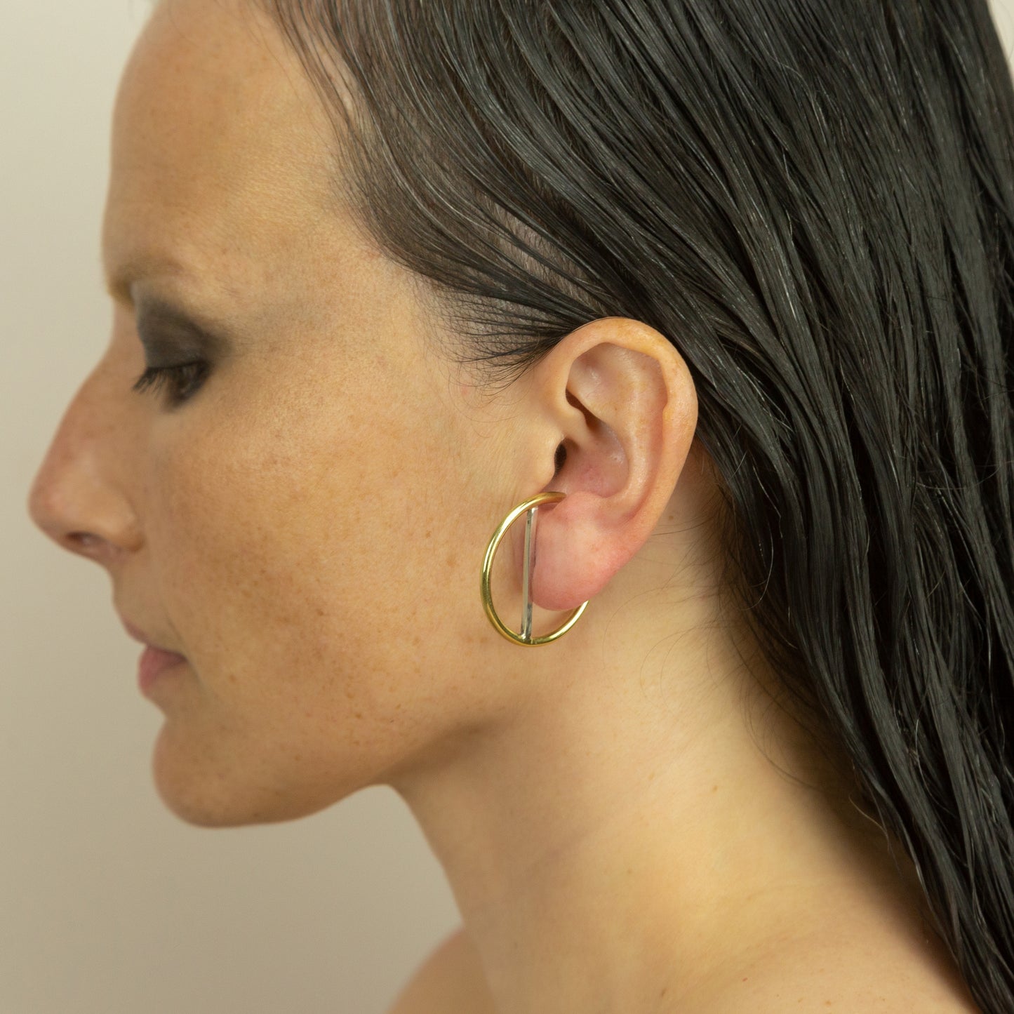 Brinco Romano Latão e Prata Grande