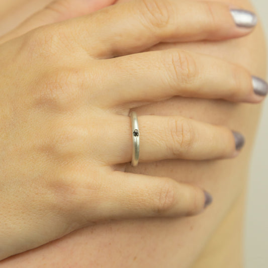 Anel Prata com Diamante Negro