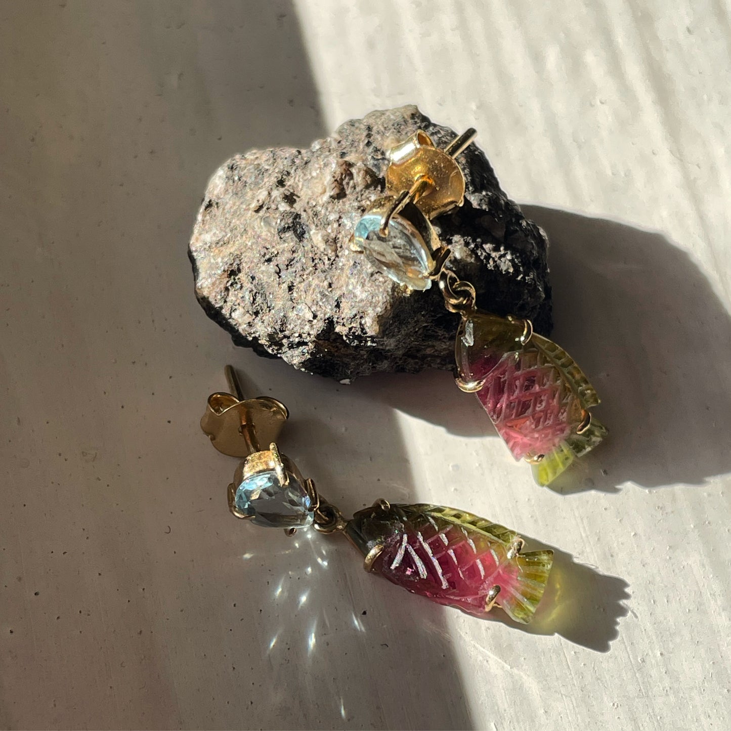 Brinco peixes de turmalina e gotas de topázio azul