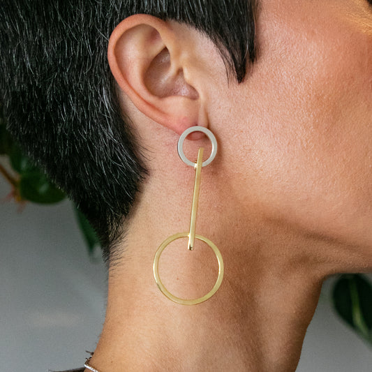 Brinco dois círculos P de prata com latão