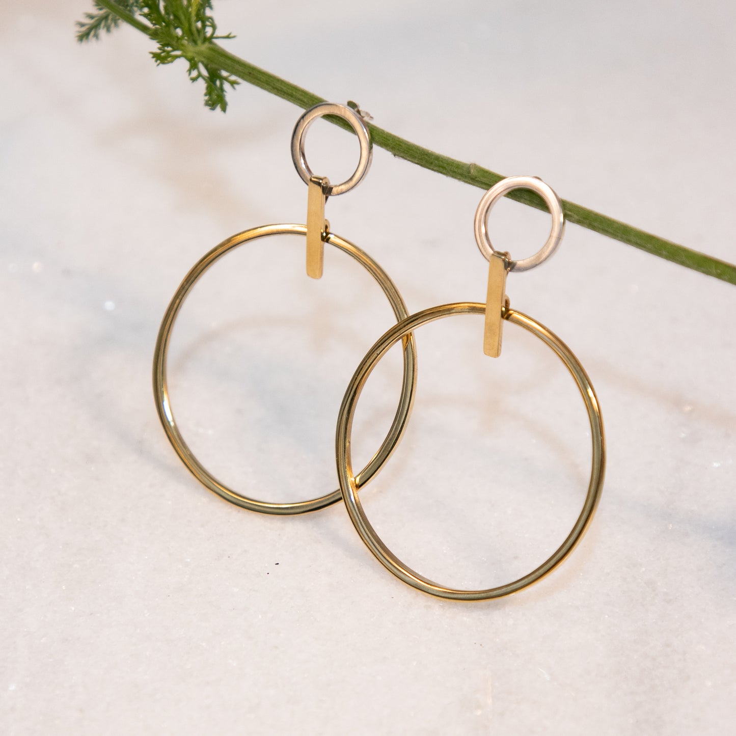 Brinco dois círculos G de prata com latão