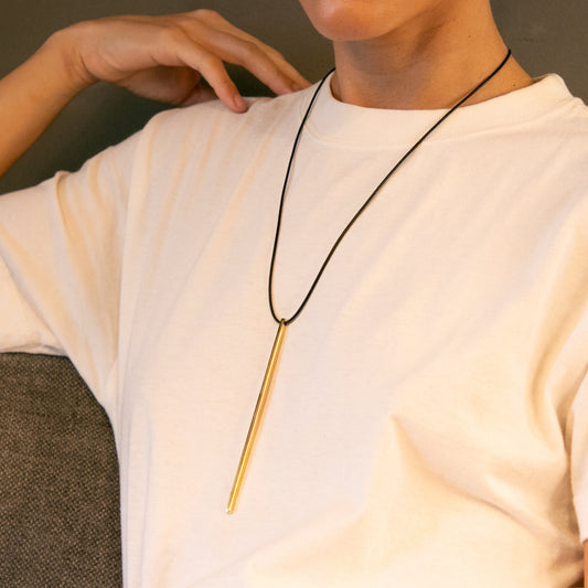 Colar pêndulo fino de latão com couro