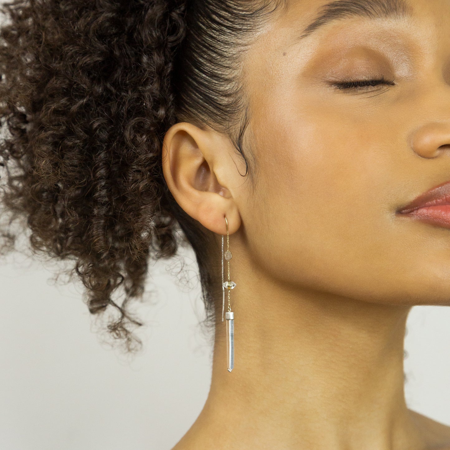 Brinco com Ouro, Prata e Cristais de Rocha