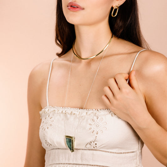 Colar Longo Esmeralda Geométrica