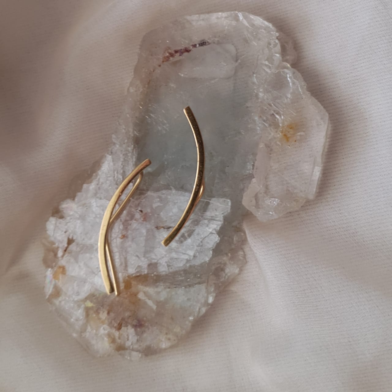 Brinco arco de ouro (earcuff)
