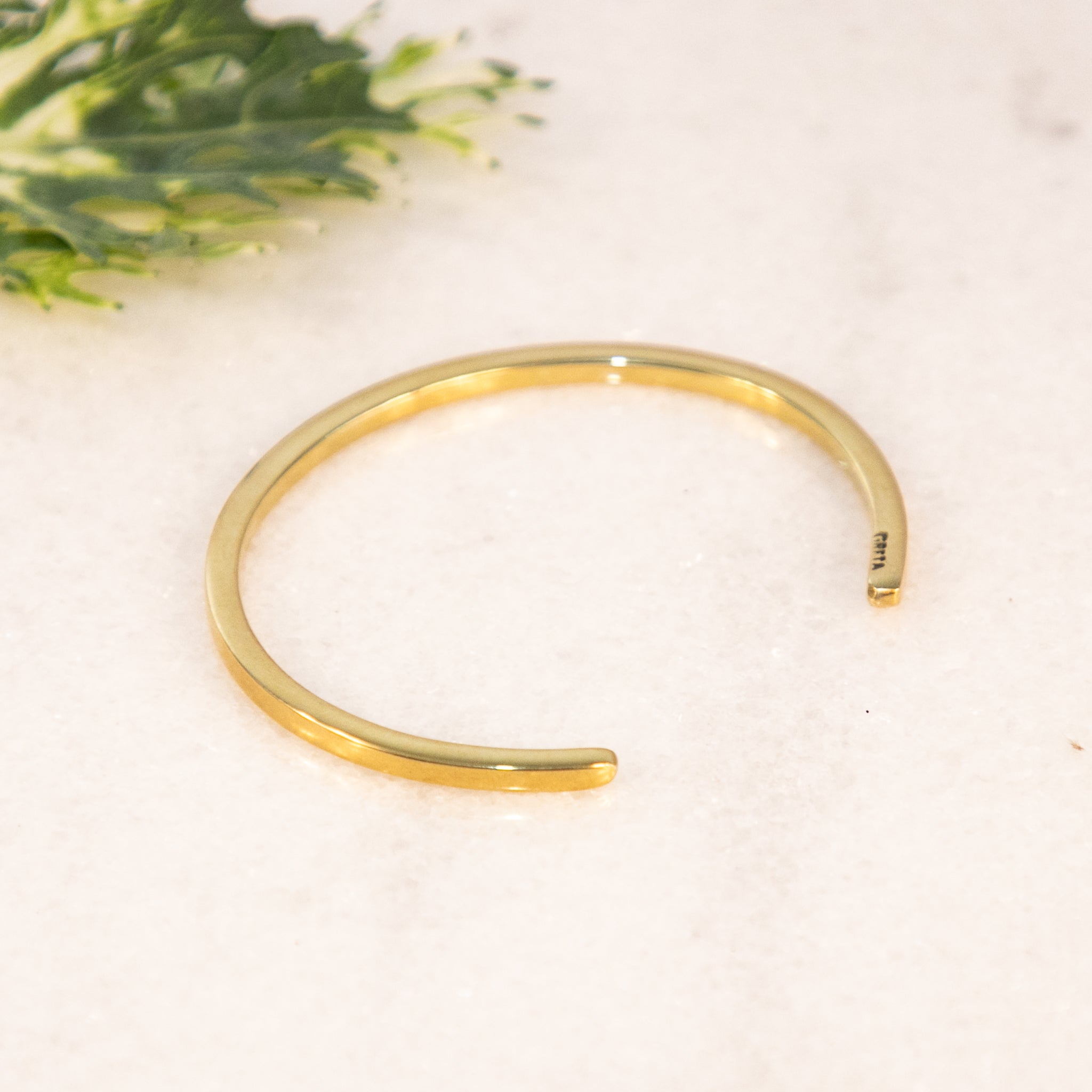 Bracelete quadrado fino de latão